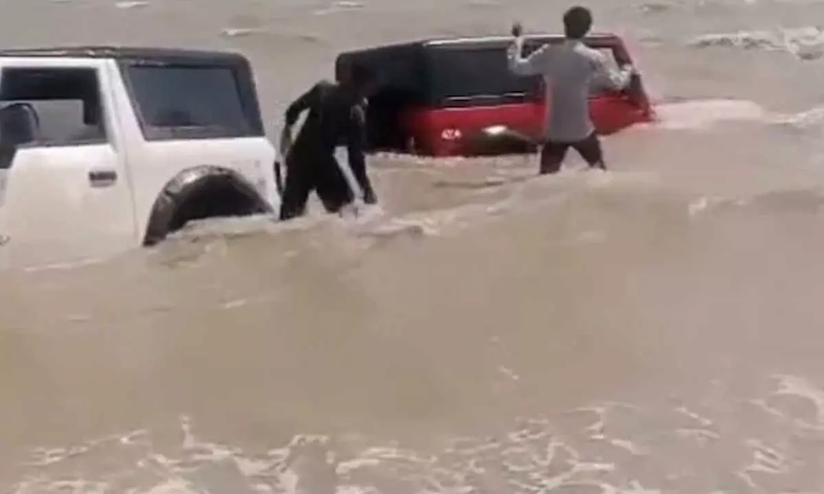Gujarat में इंस्टाग्राम रील के लिए स्टंट करते समय 2 लोगों ने SUV को समुद्र में चलाया