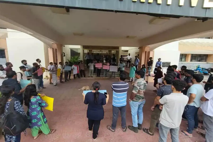 Hyderabad विश्वविद्यालय के छात्रों ने 5 सदस्यों के निलंबन का विरोध किया