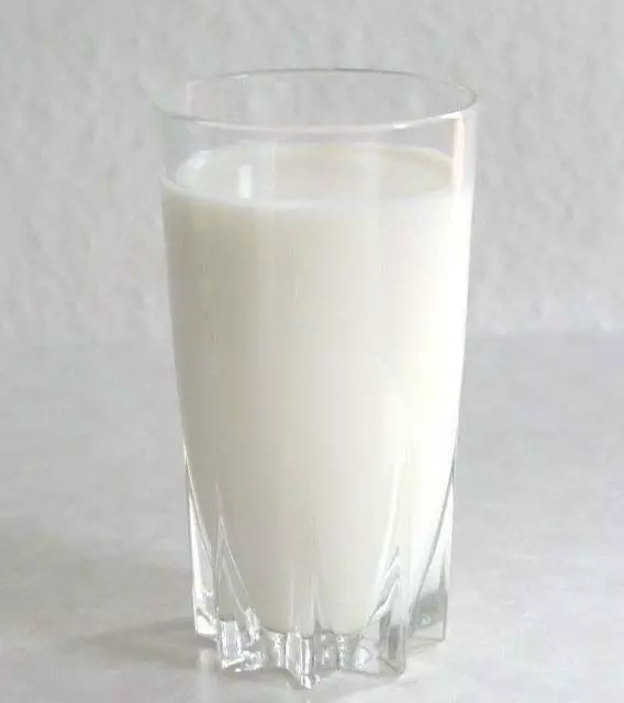 Raw Milk: कच्चा दूध  के फायदे ,किन लोगों को और क्यों पीना चाहिए कच्चा दूध