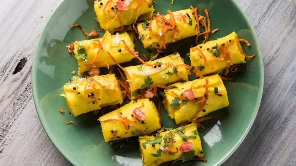 Khandvi: मात्र 5 मिनट में घर पर बना सकते हैं खांडवी