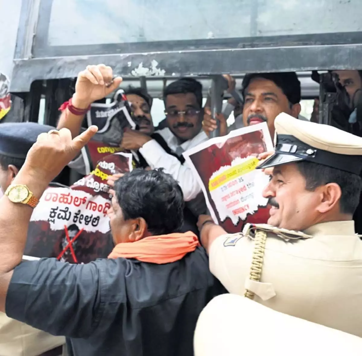 Karnataka  : कर्नाटक भाजपा चाहती है कि सोनिया और राहुल आपातकाल के लिए माफी मांगें