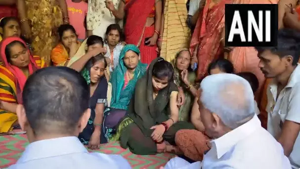 BREAKING: शहीद कोबरा जवान शैलेंद्र कुमार के परिजन को मंत्री ने सौंपा 50 लाख का चेक