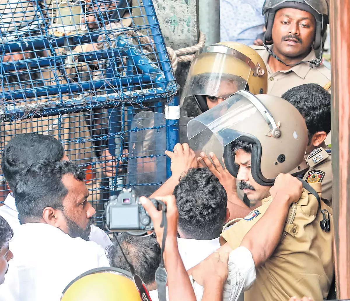 Kerala News: मालाबार में प्लस-1 सीट की कमी को लेकर छात्र संगठनों का विरोध प्रदर्शन
