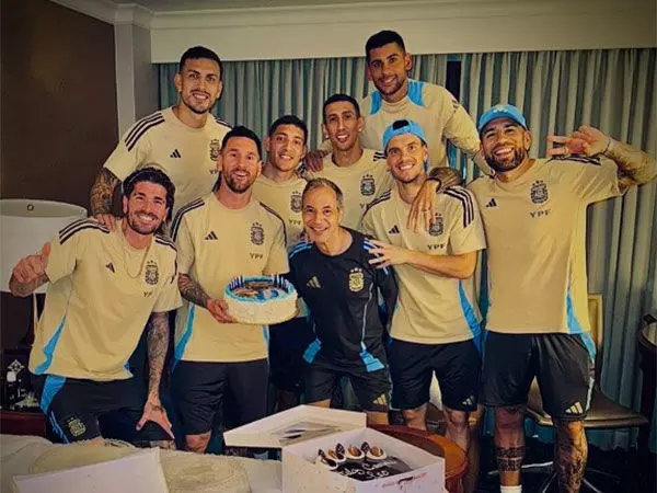 Lionel Messi ने कोपा अमेरिका 2024 में चिली के खिलाफ मैच से पहले अर्जेंटीना के साथियों के साथ जन्मदिन मनाया