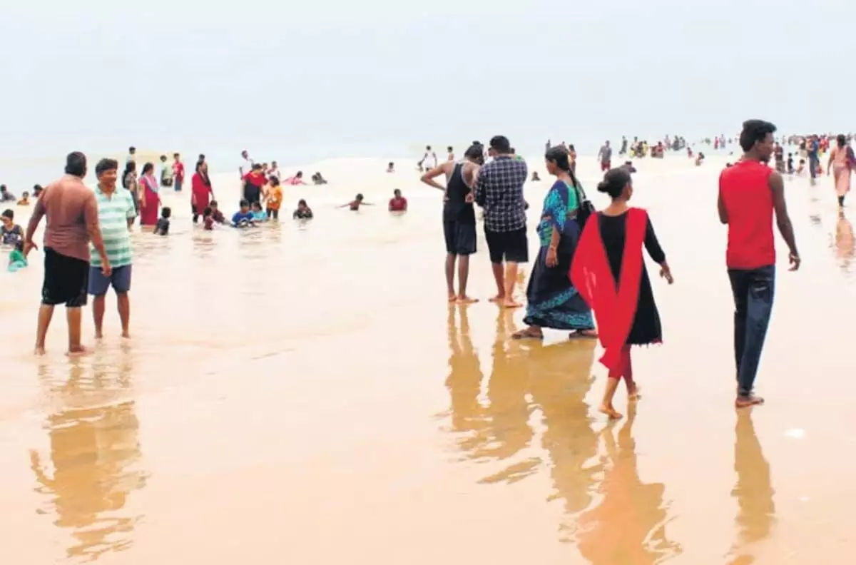 Andhra : बापटला जिले में कई लोगों के डूबने के बाद समुद्र तट बंद कर दिए गए