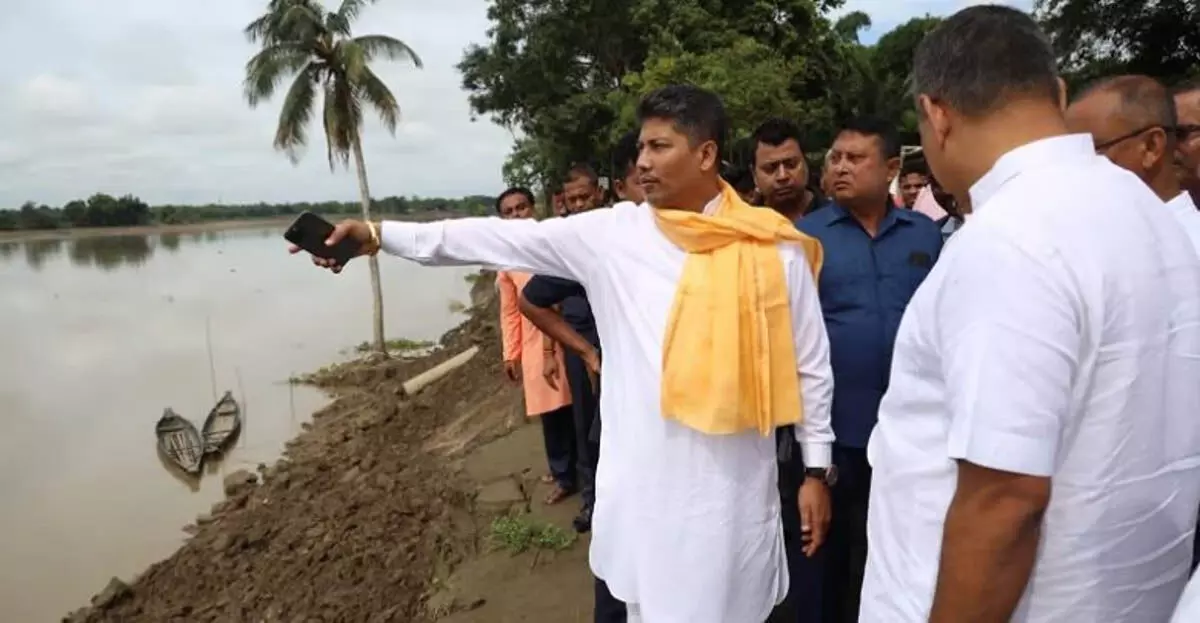 ASSAM  : जल संसाधन मंत्री पीयूष हजारिका ने करीमगंज बाढ़ की स्थिति की समीक्षा की