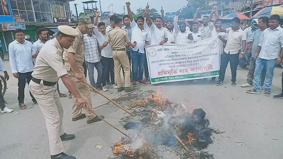 ASSAM  : आमसू ने वन मंत्री का पुतला जलाया, लाओखोवा रिजर्व फॉरेस्ट में हत्याओं का विरोध किया