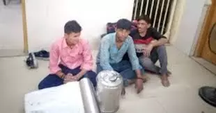 Agra: गोंडवाना एक्सप्रेस में चल रहा था अवैध रसोई भंडार, छापे में तीन वेंडर दबोचे