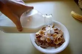 Skimmed Milk : जानिए स्किम्ड मिल्क या स्किम्ड दूध, लो फैट मिल्क होता क्या है इसको बनाने की रेसिपी