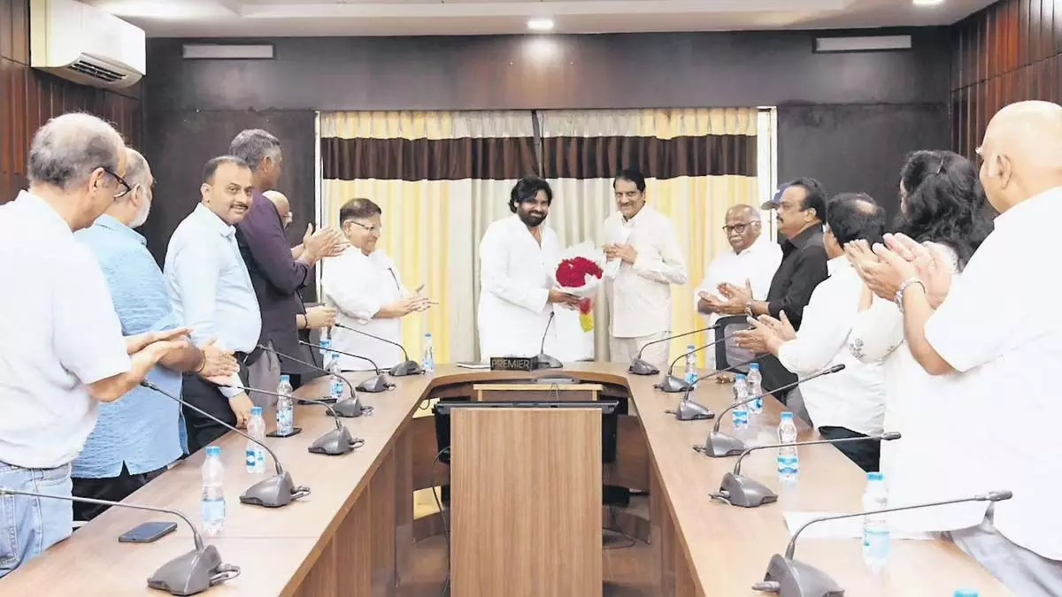 Andhra : उपमुख्यमंत्री पवन कल्याण ने उद्योग के मुद्दों पर टॉलीवुड निर्माताओं से बातचीत की