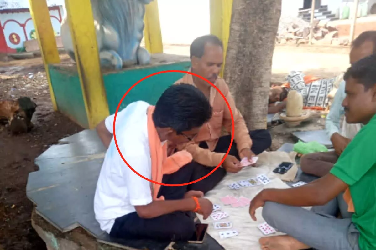 Raipur: पंचायत सचिव जुआ खेलते पकड़ाया, सीईओ ने थमाया नोटिस