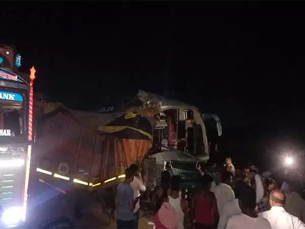 Telangana: कामारेड्डी में यात्री बस और लॉरी के बीच टक्कर में एक की मौत, 30 घायल