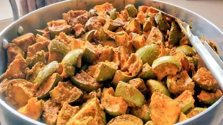 Dried Mango Pickle Recipe: यहां देखिए 2 से 2.5 किलो आम अचार में कितना तेल लगता है और गांव जैसा आम का सूखा अचार डालने का तरीका