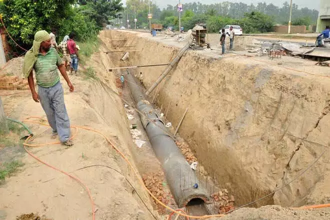 Mohali: मोहाली प्रशासन ने बरसाती पानी की पाइपों की सफाई शुरू की