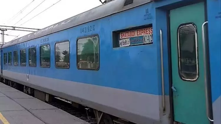 Punjab: शरारती तत्वों द्वारा Shatabdi Express ट्रेन पर पथराव