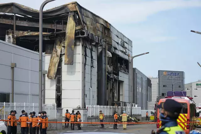 South Korea: दक्षिण कोरियाई बचाव दल ने आग में 22 लोगों की मौत के बाद जली हुई फैक्ट्री की खोज की