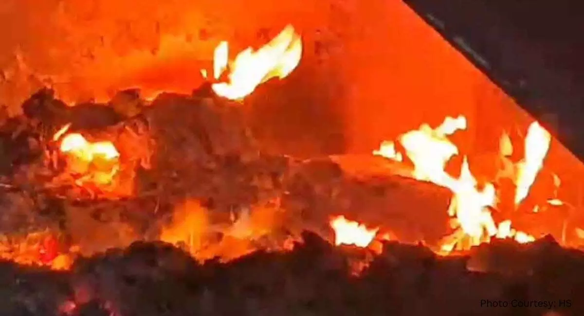 Factory में शॉर्ट सर्किट से लगी भीषण आग, लाखो का सामान जलकर राख