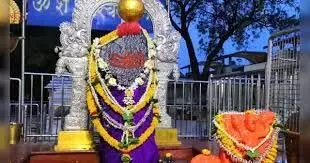 Shani Dev Temple:  इस शनि मंदिर में भक्त लगाते हैं शनिदेव को गले