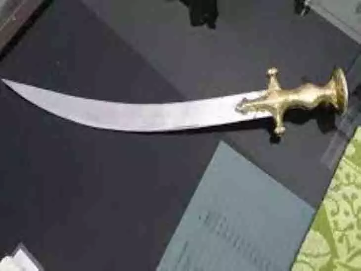sword in police station: थाने में तलवार लेकर घुसा युवक, मुलाजिमों पर करने लगा ताबड़तोड़ वार