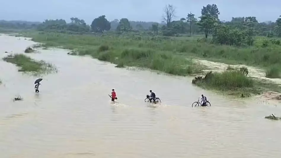 ASSAM NEWS : असम में बारिश कम होने से बाढ़ की स्थिति में सुधार, 1.7 लाख लोग अब भी प्रभावित