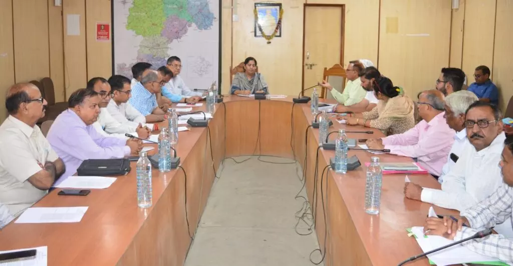 Churu : जिला कलेक्टर पुष्पा सत्यानी ने विवाद शिकायत निवारण तंत्र के अन्तर्गत गठित जिला स्तरीय समिति की बैठक