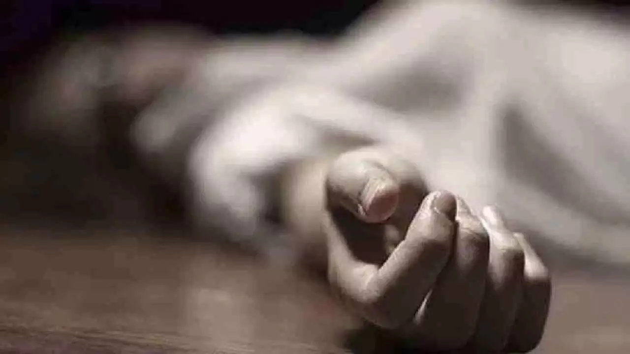 Murder: घर में सोयी युवती की गला रेतकर हत्या
