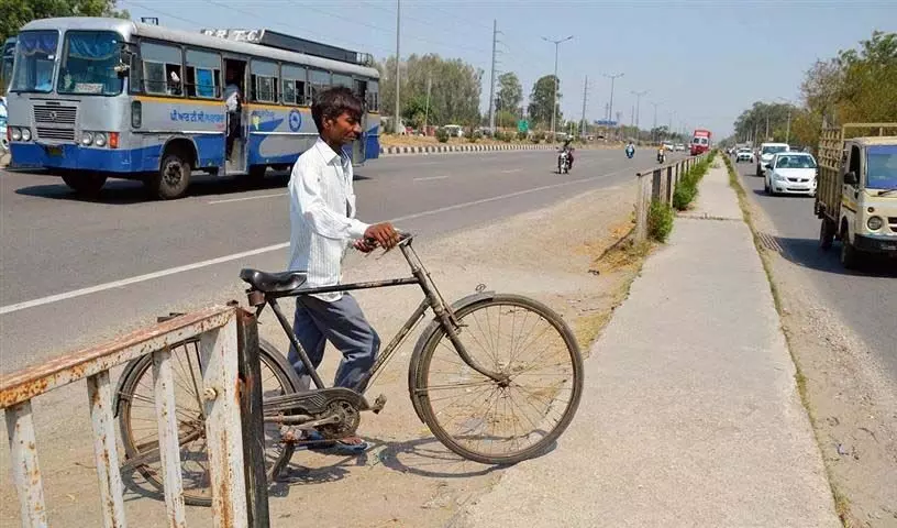 Ludhiana: राष्ट्रीय राजमार्ग पर सुरक्षा रेलिंग गायब होने से वाहन चालकों को खतरा