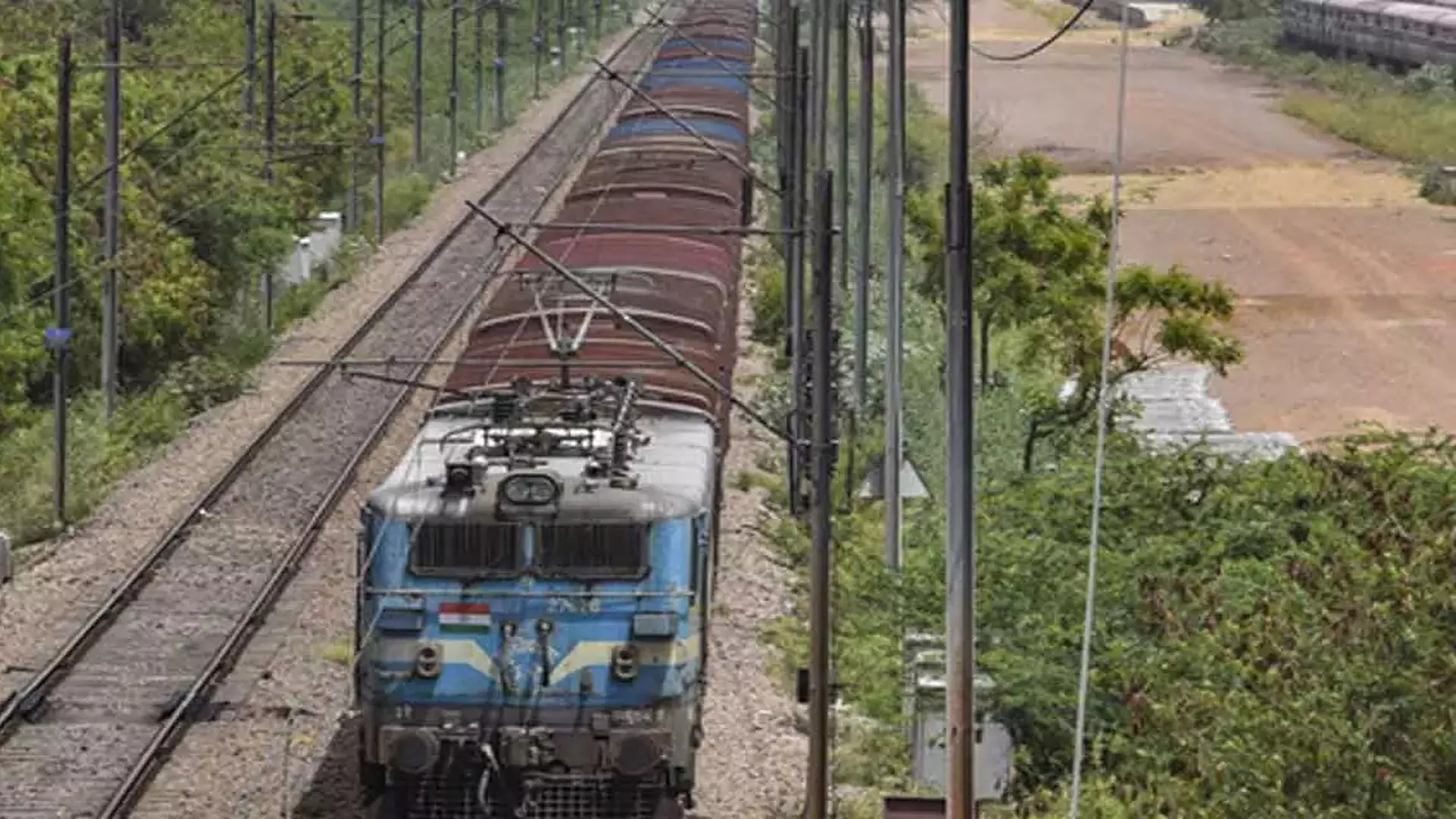 Indian Railways अगले 5 सालों में 44,000 किलोमीटर ट्रैक पर कवच सिस्टम तैनात करेगा