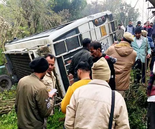 Hoshiarpur में सवारियों से खचाखच भरी बस पलटी, कई यात्री घायल