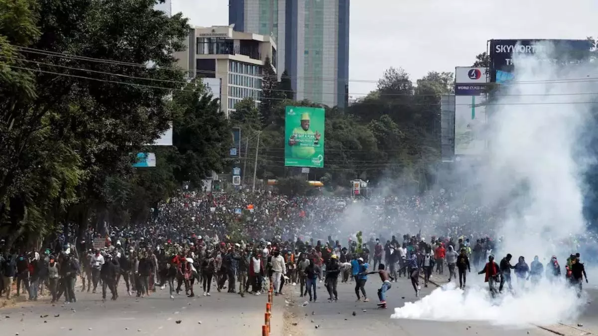 Kenyas parliament  : केन्या संसद पर कर-विरोधी प्रदर्शनकारियों ने धावा बोला