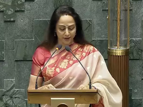 Lok Sabha: हेमा मालिनी ने मथुरा से सांसद के रूप में शपथ ली, तीर्थ नगरी में चुनौतियों को साझा किया