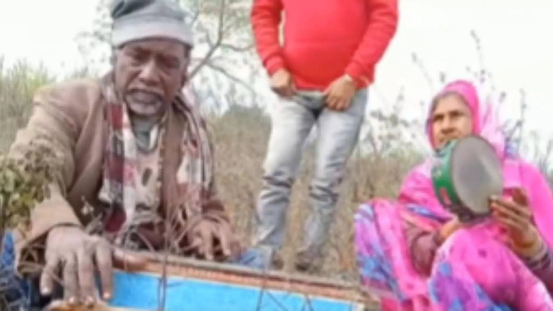 Viral Video: खेत से सावन का महीना गाते हुए बुजुर्ग दंपत्ति का वीडियो हुआ वायरल