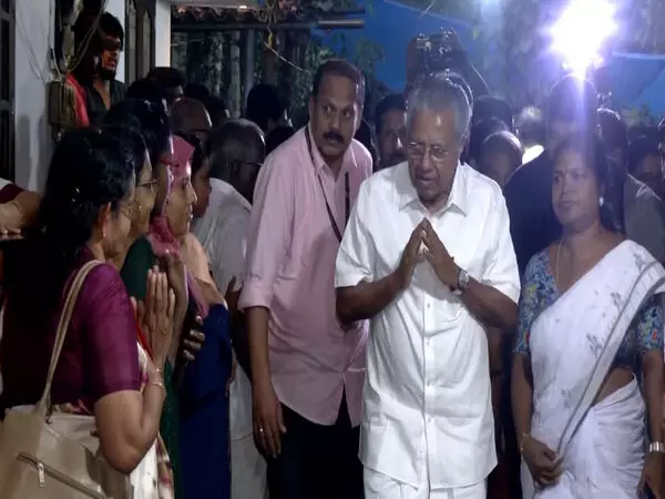 Kerala के सीएम पिनाराई विजयन सुकमा आईईडी विस्फोट में शहीद सीआरपीएफ जवान के घर पहुंचे
