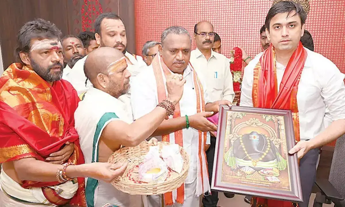 Andhra Pradesh: सुमित कुमार ने चित्तूर कलेक्टर का पदभार संभाला