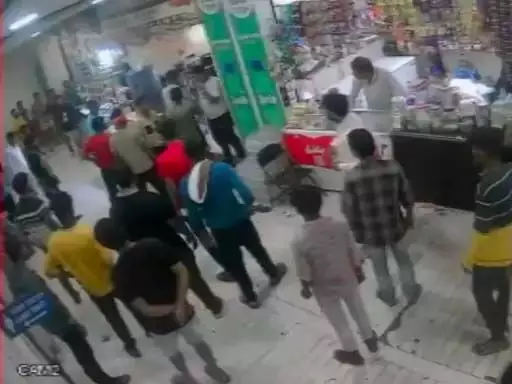 Raipur News: भाटागांव बस स्टैंड में गुंडागर्दी, दुकान से बाहर खींचकर होटल मालिक की डंडे से पिटाई