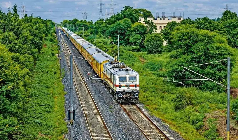 Telangana: दक्षिण मध्य रेलवे ने  ट्रेनों को रद्द करने और मार्ग बदलने की घोषणा की