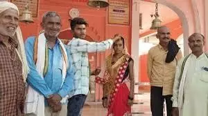 Uttar Pradesh News:  प्रेमिका से मिलने पहुंचा युवक घर वालों ने मंदिर में कराई शादी
