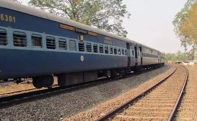 New Delhi:ट्रेन में महिला का सामान चोरी रेलवे को कहा ₹1 लाख देने