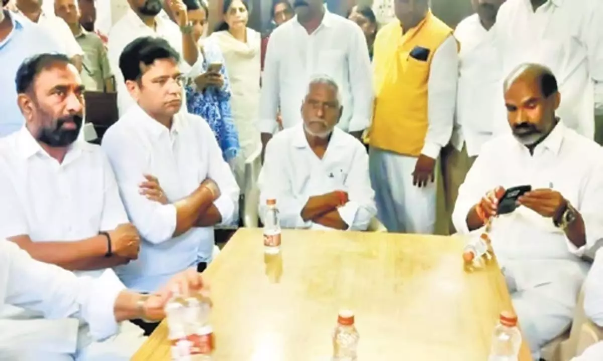 Telangana News: बीआरएस विधायक को पार्टी में शामिल करने पर कांग्रेस नेता नाराज