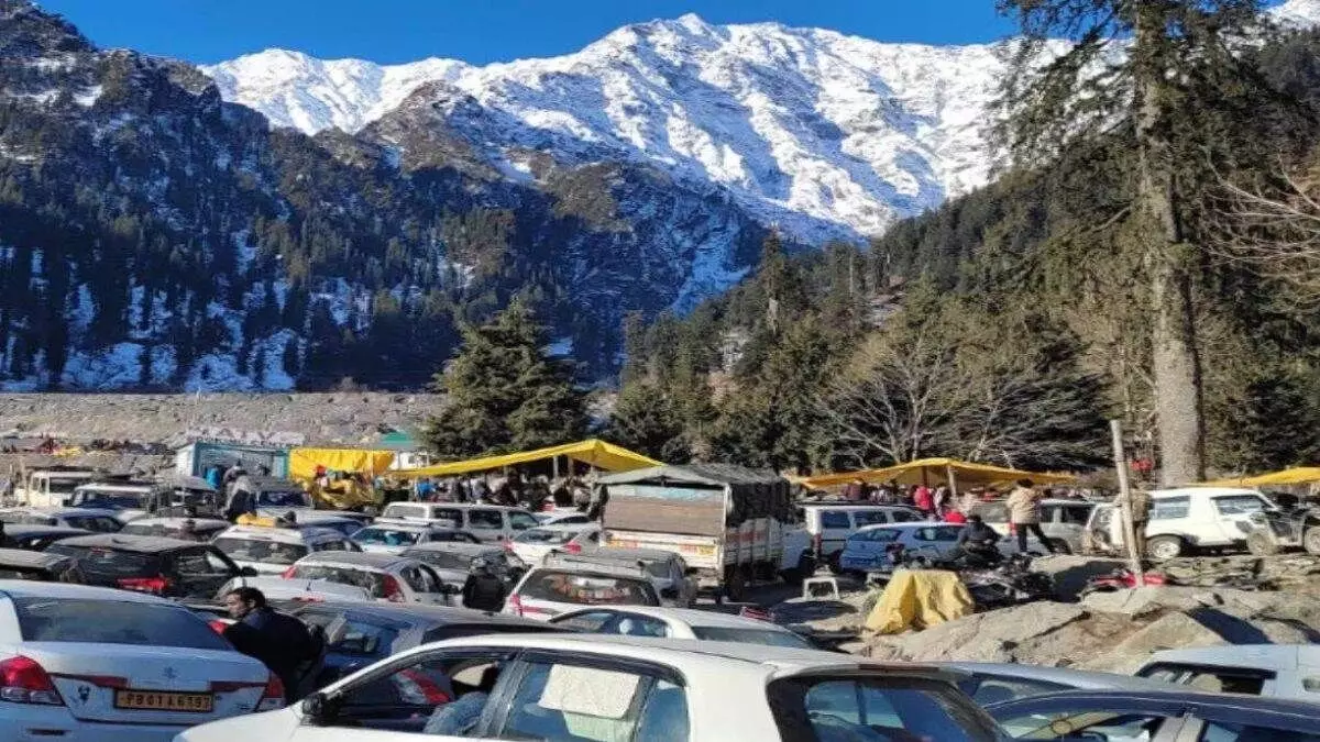 Manali: पर्यटकों की नो पार्किंग में खडी गाडीयों से लग रहा बड़ा जाम