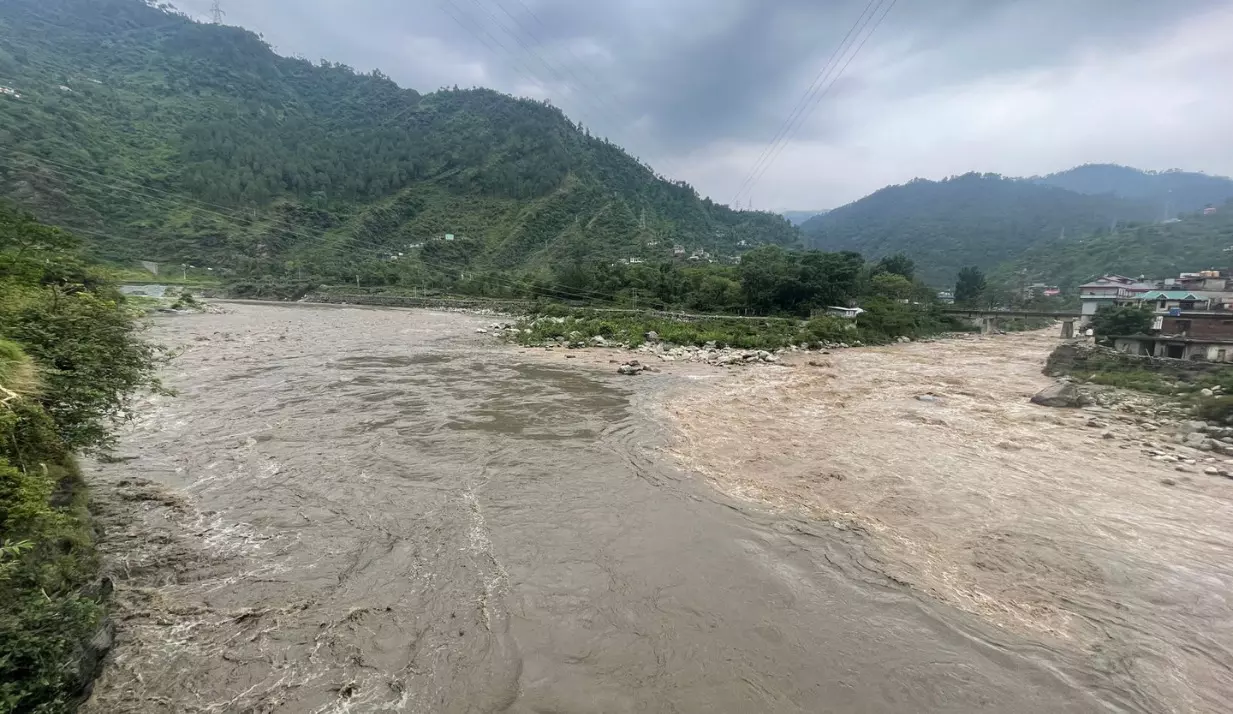 Mandi: प्रबंधन का लोगों से ब्यास नदी किनारे न जाने की अपील
