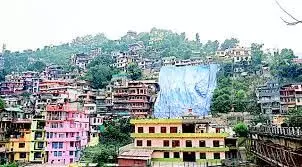 Himachal Pradesh News: मंडी शहर में एक साल पहले आए भूसख्लन को तिरपाल डालकर ढका