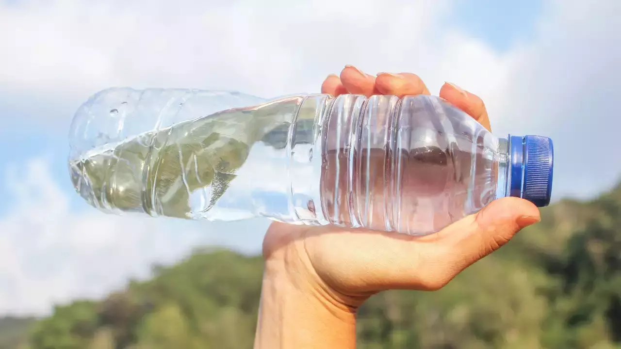 Life Style : डायबिटीज  का खतरा बढ़ाती है प्लास्टिक वॉटर बोतल जानिए कैसे करें सुरक्षित