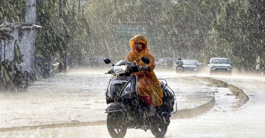 KERALA NEWS : केरल में भारी बारिश 2 जिलों में ऑरेंज अलर्ट; कोट्टायम में स्कूल, कॉलेज बंद रहेंगे