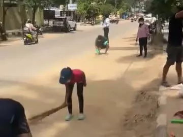 Bangalore News: अधिकारियों द्वारा कोई कार्रवाई न किए जाने के बाद छात्रों और तकनीशियनों ने बालागेरे रोड की गाद साफ की