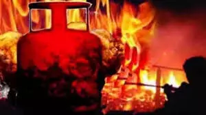 Lucknow: रीफिलिंग के दौरान आग बुझाने वाले सिलेंडर में हुआ विस्फोट, युवक की मौत