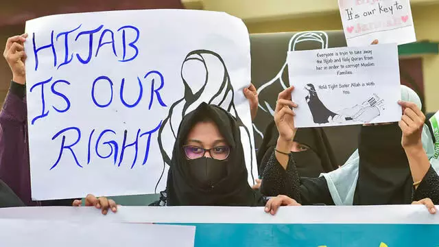 Mumbai:  हिजाब प्रतिबंध के फैसले में हस्तक्षेप करने से हाईकोर्ट का इनकार