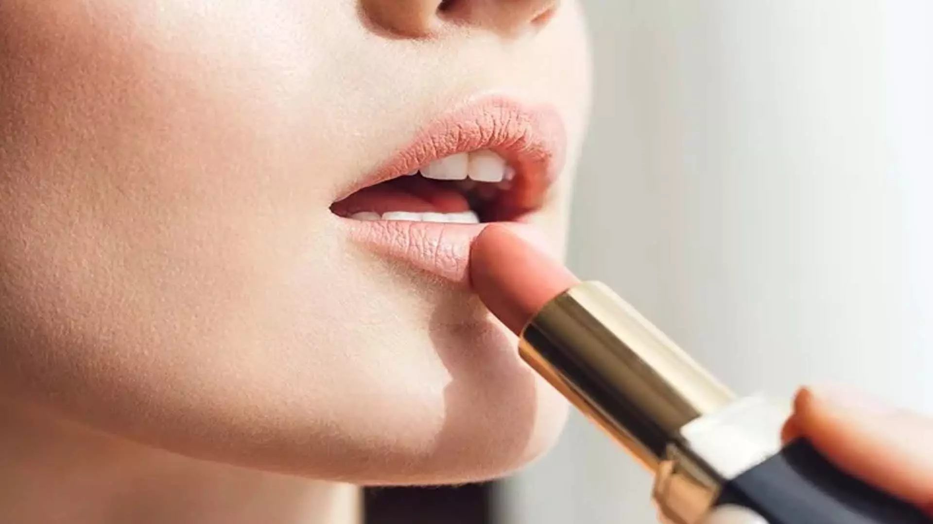 Lipstick: लिपस्टिक लंबे समय तक टिकाए रखने के लिए ले इन टिप्स की मदद