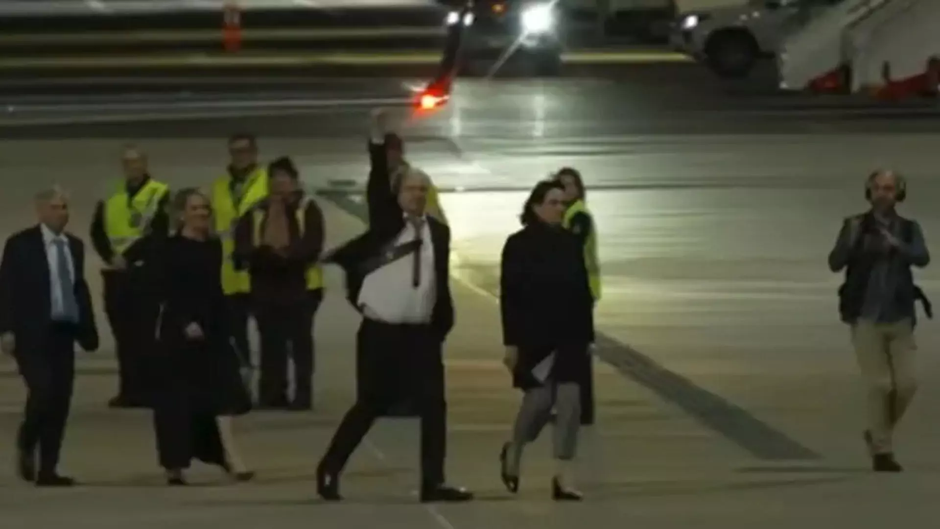 BREAKING: जूलियन असांजे का विमान सिडनी में उतरा