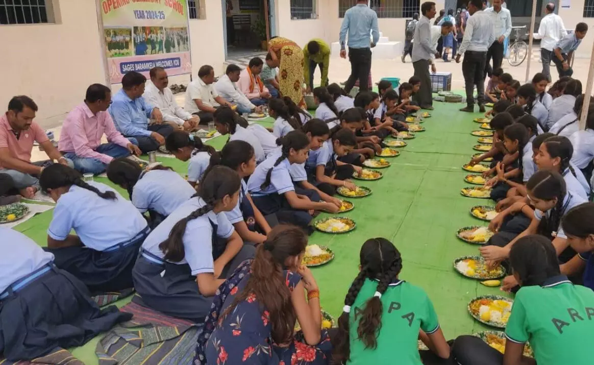 Sarangarh: नेवता भोज के साथ प्रारंभ हुआ बच्चों का स्कूल